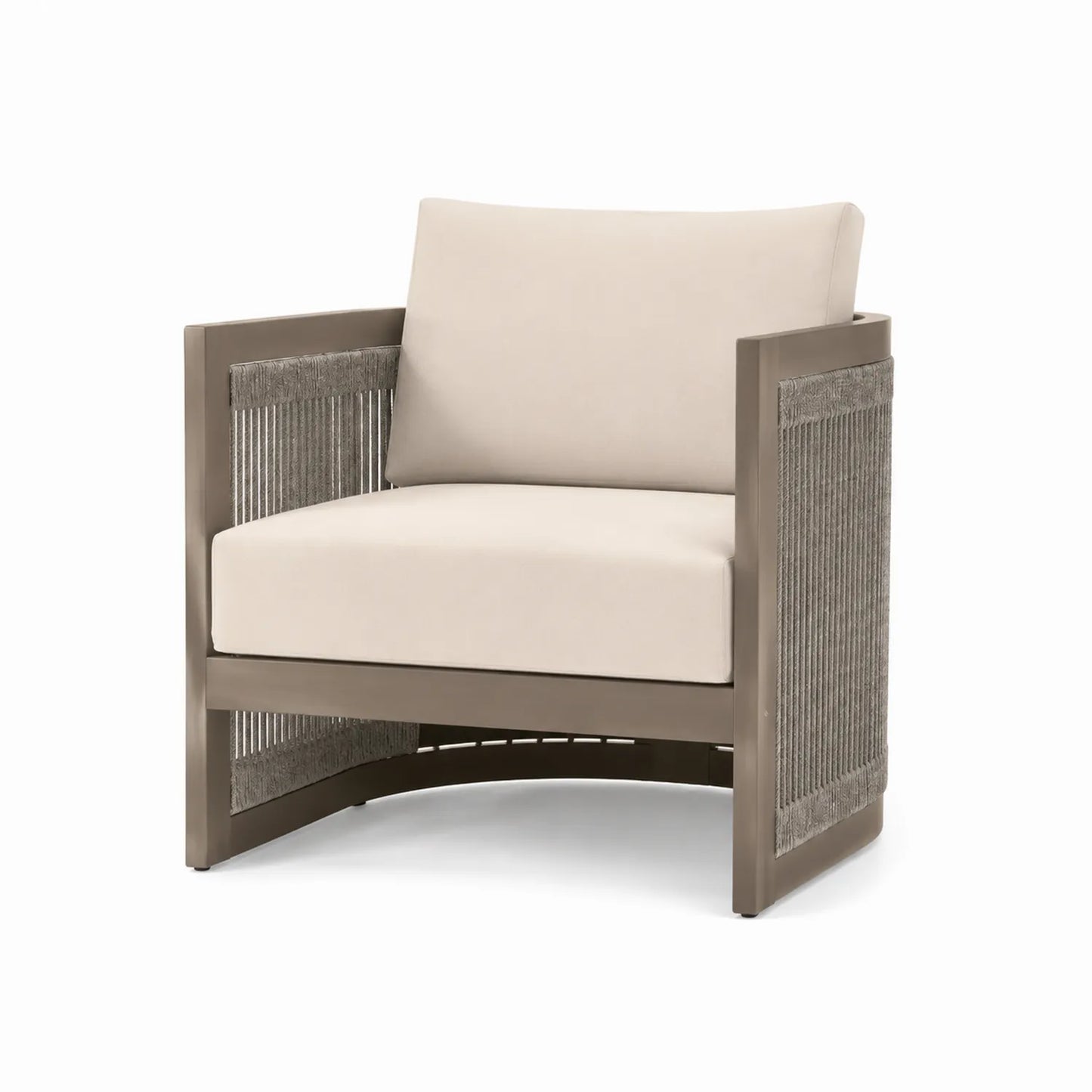 Silla de aluminio para exterior con cuerdas y cojines beige